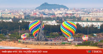 Bên Tháp Nghinh Phong - Khinh khí cầu vẽ nên mùa lễ hội rực rỡ