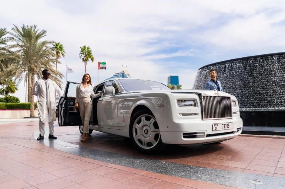 B&ecirc;n trong kh&aacute;ch sạn '7 sao' ở Dubai trước khi bị mảnh t&ecirc;n lửa rơi tr&uacute;ng