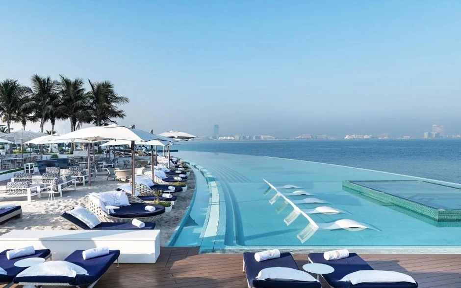 B&ecirc;n trong kh&aacute;ch sạn '7 sao' ở Dubai trước khi bị mảnh t&ecirc;n lửa rơi tr&uacute;ng