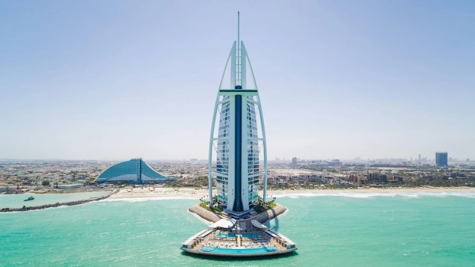 B&ecirc;n trong kh&aacute;ch sạn '7 sao' ở Dubai trước khi bị mảnh t&ecirc;n lửa rơi tr&uacute;ng