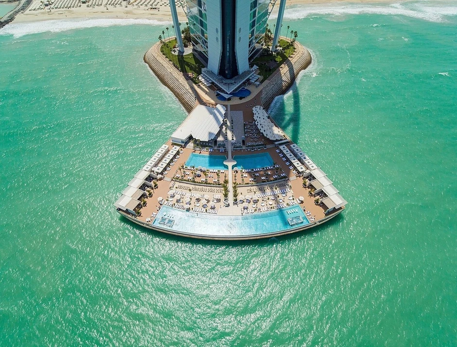 B&ecirc;n trong kh&aacute;ch sạn biểu tượng của Dubai trước khi bị mảnh t&ecirc;n lửa rơi tr&uacute;ng