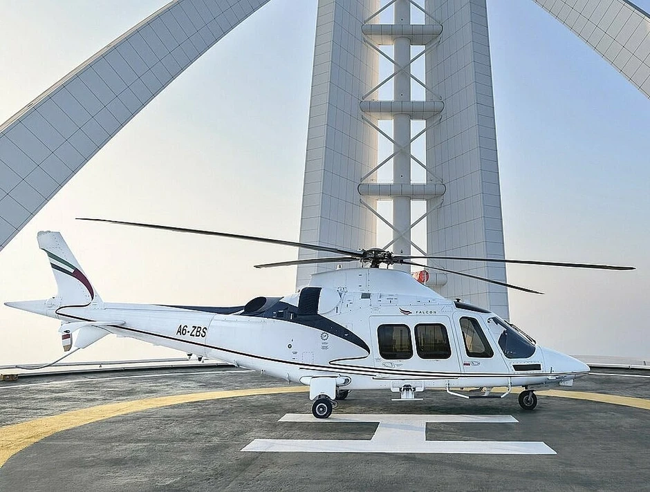B&ecirc;n trong kh&aacute;ch sạn biểu tượng của Dubai trước khi bị mảnh t&ecirc;n lửa rơi tr&uacute;ng