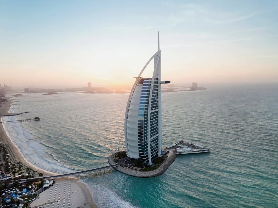 B&ecirc;n trong kh&aacute;ch sạn biểu tượng của Dubai trước khi bị mảnh t&ecirc;n lửa rơi tr&uacute;ng