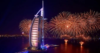 Bên trong khách sạn xa hoa nhất Dubai vừa bốc cháy có gì đặc biệt?