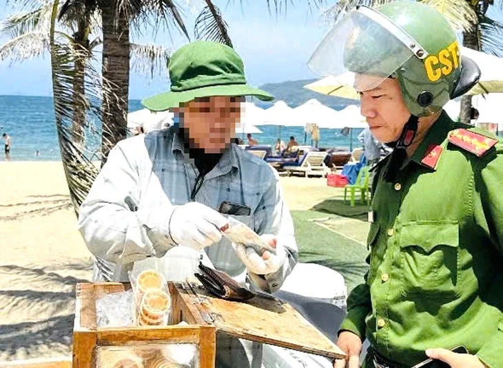 Bị tố bán cây kem giá 100.000 đồng ở Nha Trang, người bán kem nói gì? Bị tố bán cây kem giá 100.000 đồng ở Nha Trang, người bán kem nói gì?