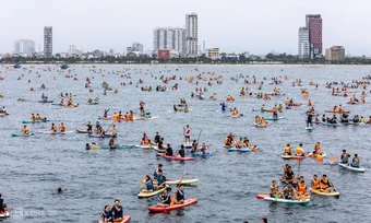 Biển người chèo SUP đón bình minh ở Đà Nẵng