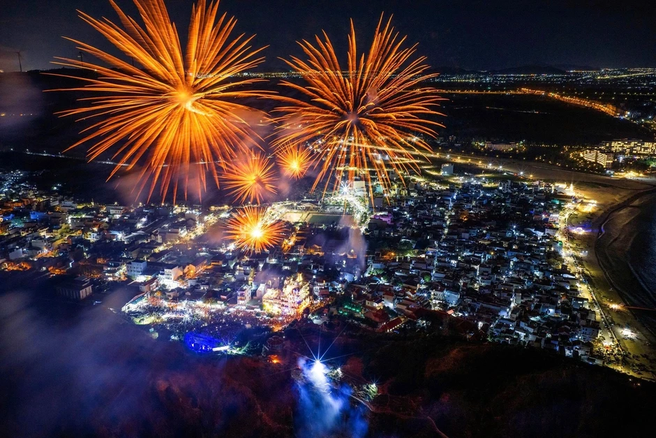Biển người đổ về Eo Gió, “thiên đường biển” bừng sáng trong đêm nhạc hội Biển người đổ về Eo Gió, “thiên đường biển” bừng sáng trong đêm nhạc hội