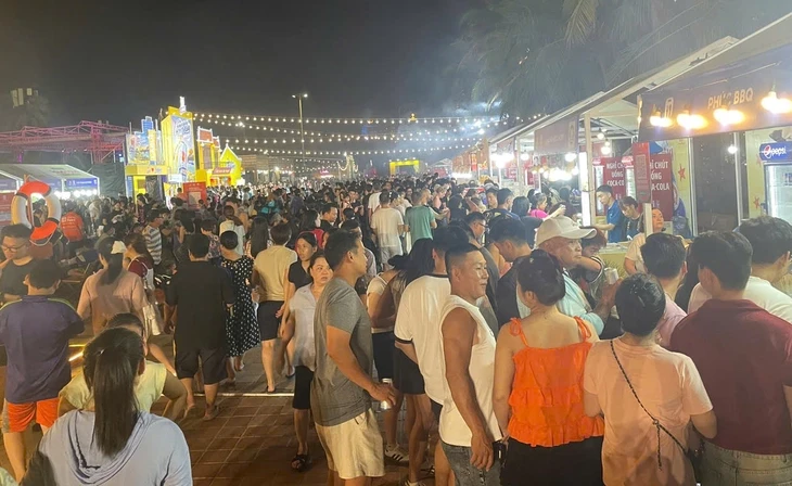 Biển người vây kín công viên biển Đà Nẵng thưởng thức ẩm thực Food Tour Biển người vây kín công viên biển Đà Nẵng thưởng thức ẩm thực Food Tour