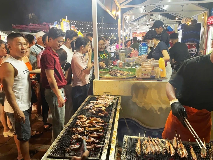 Biển người vây kín công viên biển Đà Nẵng thưởng thức ẩm thực Food Tour Biển người vây kín công viên biển Đà Nẵng thưởng thức ẩm thực Food Tour