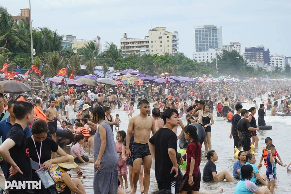 Biển Sầm Sơn vẫn đông nghịt du khách dù ảnh hưởng bão Maysak