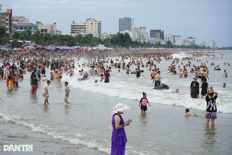 Biển Sầm Sơn vẫn đông nghịt du khách dù ảnh hưởng bão Maysak