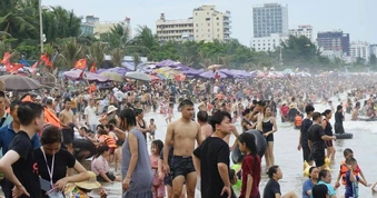 Biển Sầm Sơn vẫn đông nghịt du khách dù ảnh hưởng bão Maysak