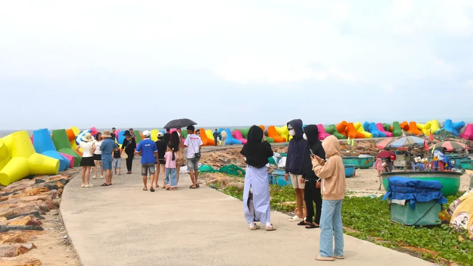 Bờ kè sắc màu tạo sức hút mới cho biển Mũi Né Bờ kè sắc màu tạo sức hút mới cho biển Mũi Né