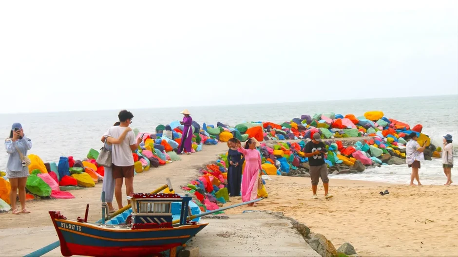 Bờ kè sắc màu tạo sức hút mới cho biển Mũi Né Bờ kè sắc màu tạo sức hút mới cho biển Mũi Né