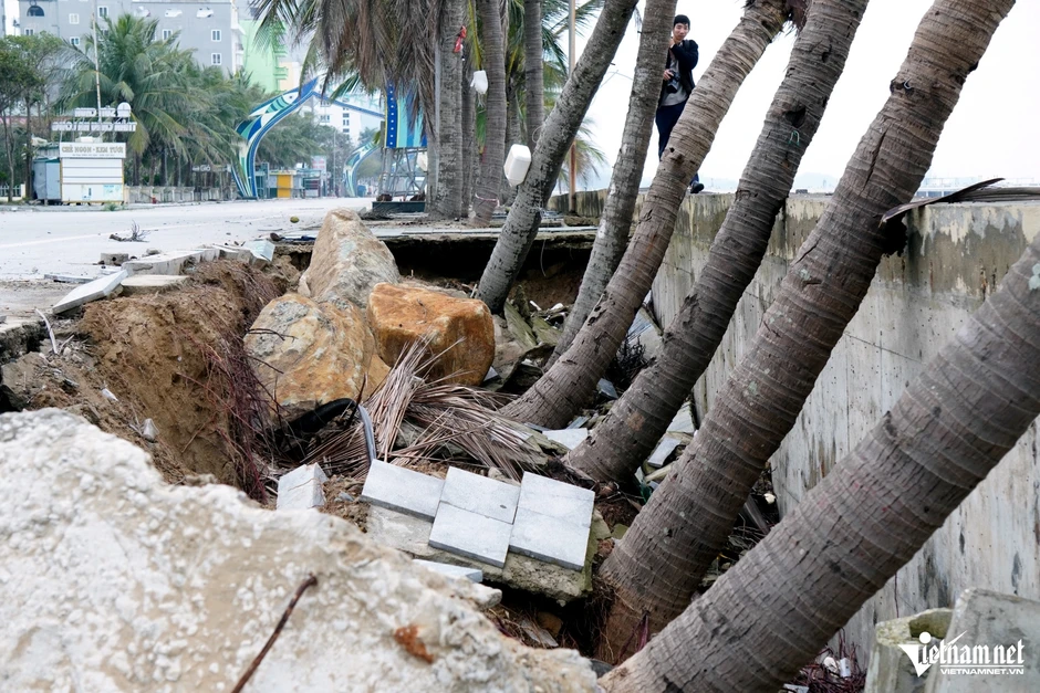 Bờ kè ven biển ở Thanh Hóa sạt lở nghiêm trọng trước mùa du lịch Bờ kè ven biển ở Thanh Hóa sạt lở nghiêm trọng trước mùa du lịch