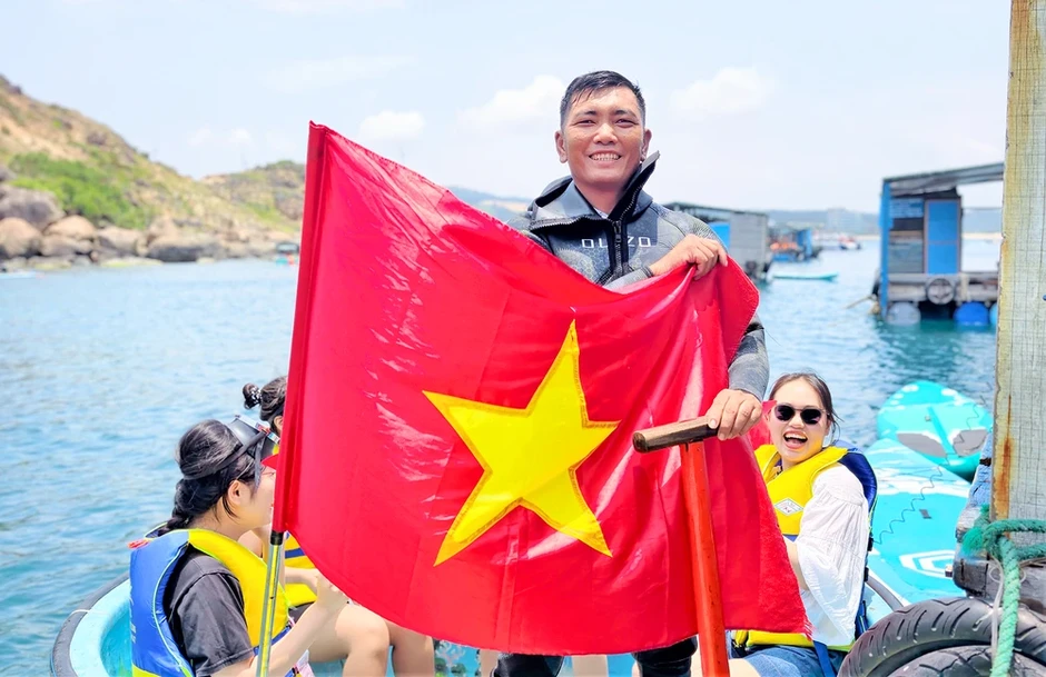 Bơi, lặn biển mang theo cờ Tổ quốc trên biển Quy Nhơn Bơi, lặn biển mang theo cờ Tổ quốc trên biển Quy Nhơn