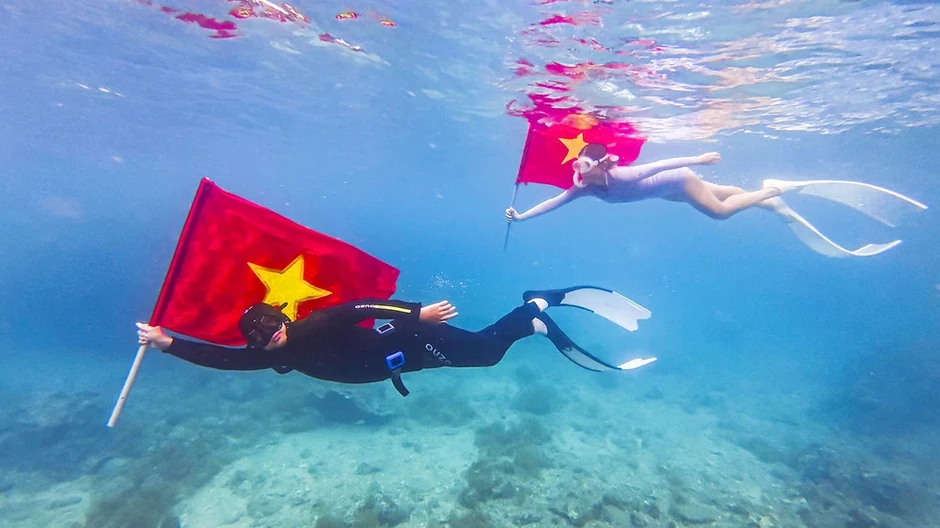 Bơi, lặn biển mang theo cờ Tổ quốc trên biển Quy Nhơn Bơi, lặn biển mang theo cờ Tổ quốc trên biển Quy Nhơn