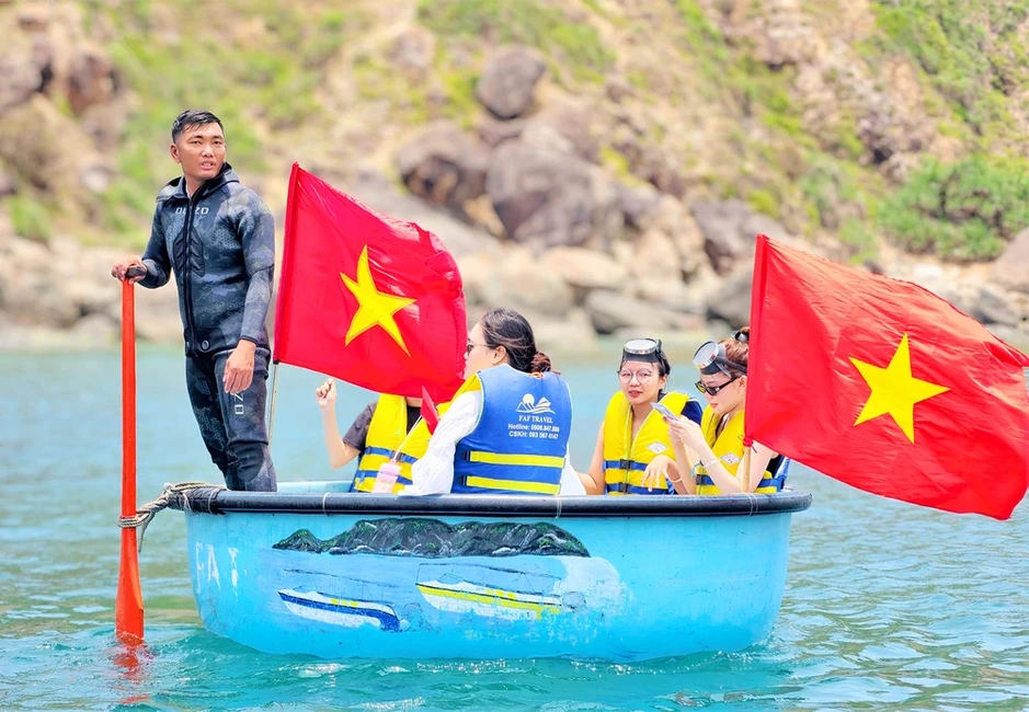 Bơi, lặn biển mang theo cờ Tổ quốc trên biển Quy Nhơn Bơi, lặn biển mang theo cờ Tổ quốc trên biển Quy Nhơn