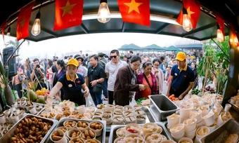 Bốn phiên chợ lá diễn ra xuyên lễ 30/4 trên núi Bà Đen