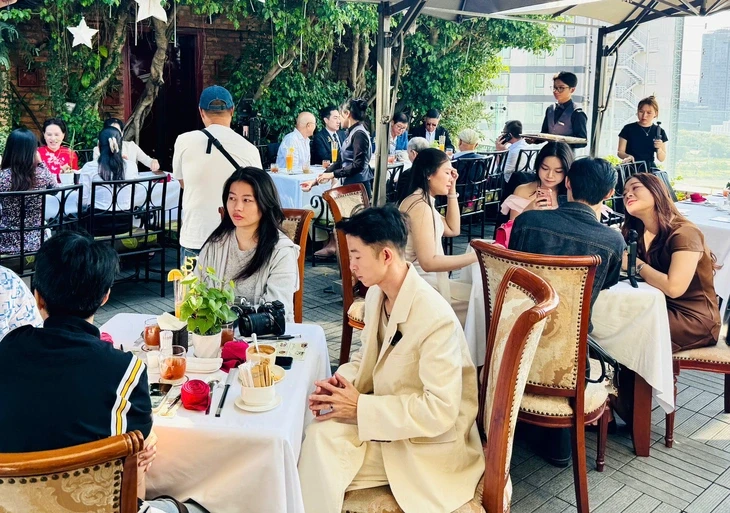 Bún quậy Phú Quốc vào khách sạn 5 sao Bún quậy Phú Quốc vào khách sạn 5 sao