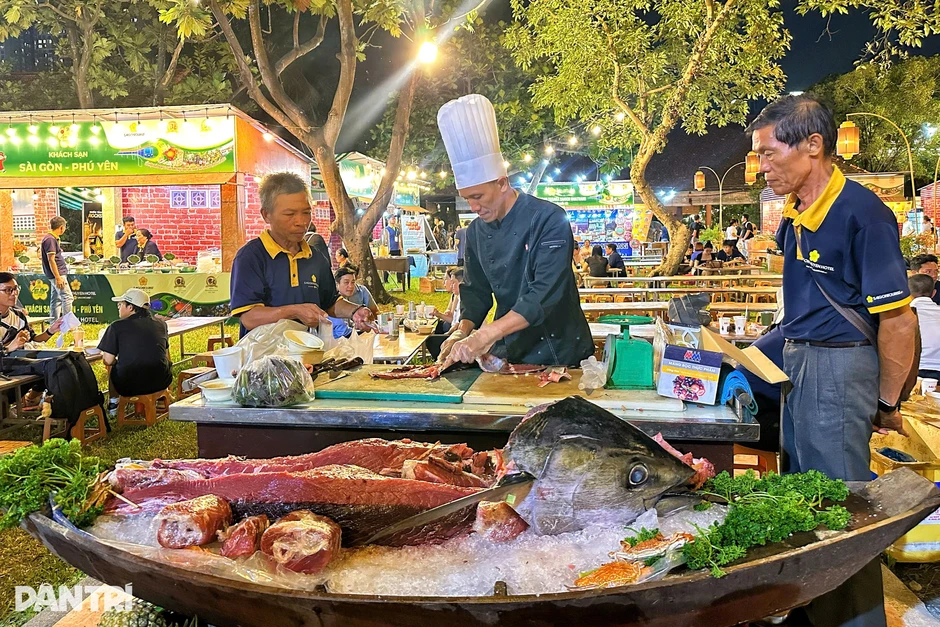 Cá ngừ 50kg vượt hơn 500km về TPHCM, hút khách tại lễ hội ẩm thực 3 miền