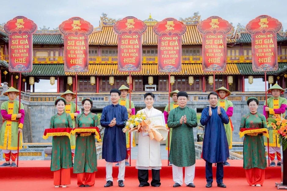 Ca sĩ MONO làm sứ giả quảng bá di sản văn hóa Huế Ca sĩ MONO làm sứ giả quảng bá di sản văn hóa Huế