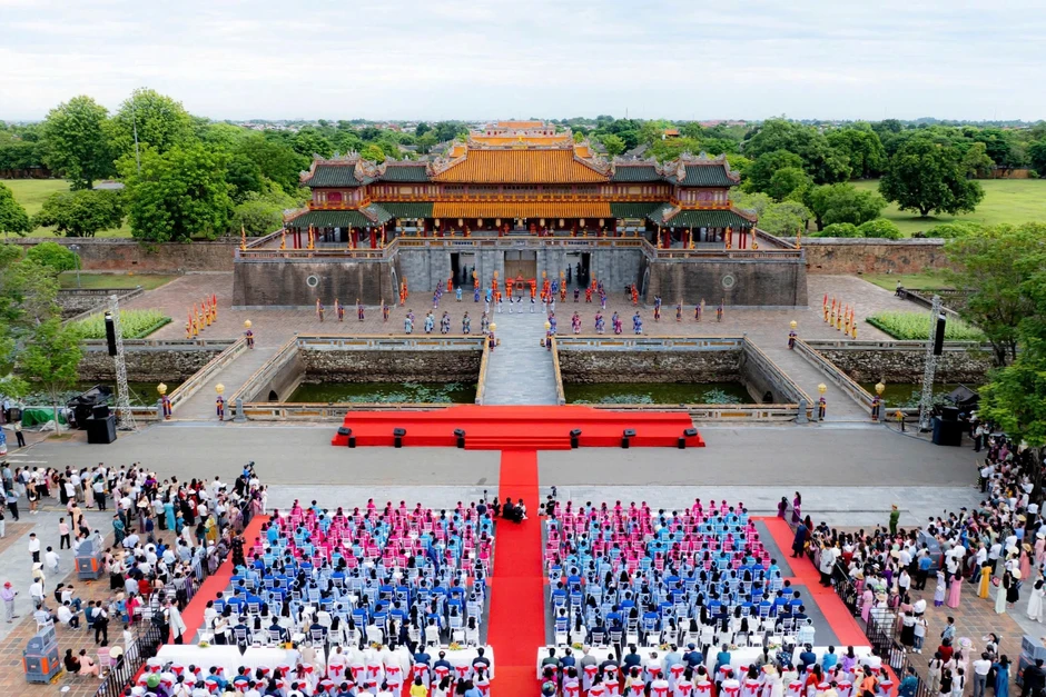 Ca sĩ MONO làm sứ giả quảng bá di sản văn hóa Huế Ca sĩ MONO làm sứ giả quảng bá di sản văn hóa Huế