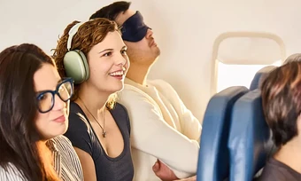 Cách biến ghế giữa trên máy bay thành chỗ ngồi thoải mái