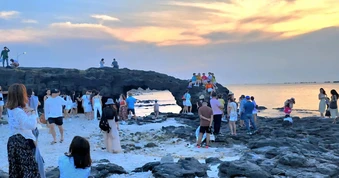 Cấm du khách trèo lên vòm đá núi lửa ở đảo Lý Sơn