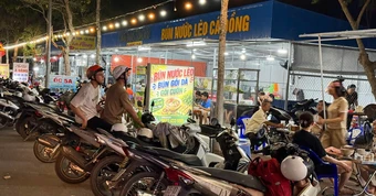 Cần Thơ có thêm khu chợ đêm, đông nghịt khách dù chưa cuối tuần
