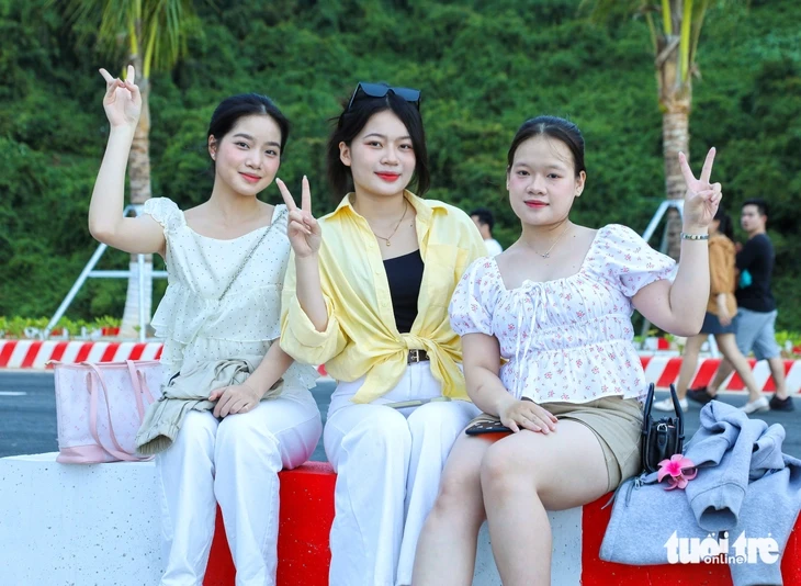 Cảng dưới chân đèo Hải Vân có gì mà chiều nào cũng đông kín người check-in? Cảng dưới chân đèo Hải Vân có gì mà chiều nào cũng đông kín người check-in?