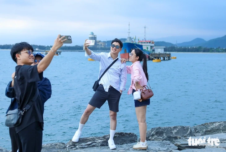 Cảng dưới chân đèo Hải Vân có gì mà chiều nào cũng đông kín người check-in? Cảng dưới chân đèo Hải Vân có gì mà chiều nào cũng đông kín người check-in?