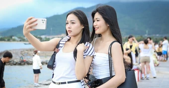 Cảng dưới chân đèo Hải Vân có gì mà chiều nào cũng đông kín người check-in?
