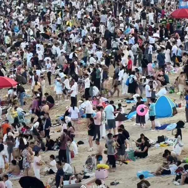 Cảnh khó tin ở bãi biển dài 1,8km với 200.000 khách ở Trung Quốc