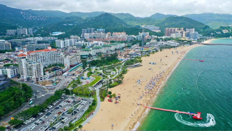 Cảnh khó tin ở bãi biển dài 1,8km với 200.000 khách ở Trung Quốc