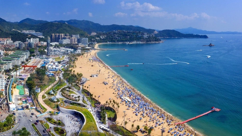 Cảnh khó tin ở bãi biển dài 1,8km với 200.000 khách ở Trung Quốc