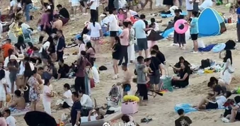 Cảnh khó tin ở bãi biển dài 1,8km với 200.000 khách ở Trung Quốc