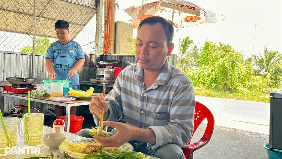 Cậu bé 13 tuổi ở Cần Thơ đổ bánh xèo như thợ lành nghề, khách ăn là mê