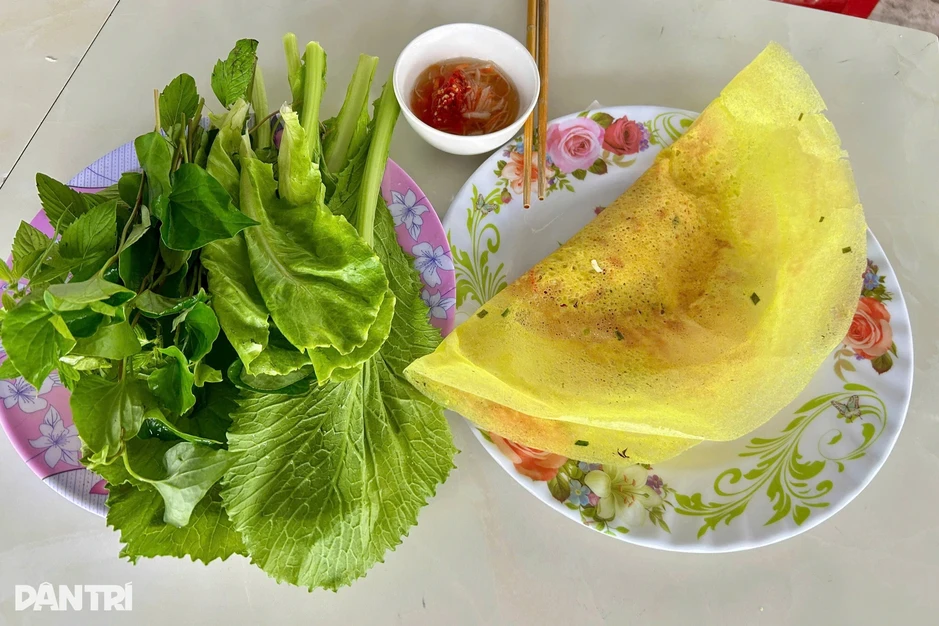 Cậu bé 13 tuổi ở Cần Thơ đổ bánh xèo như thợ lành nghề, khách ăn là mê