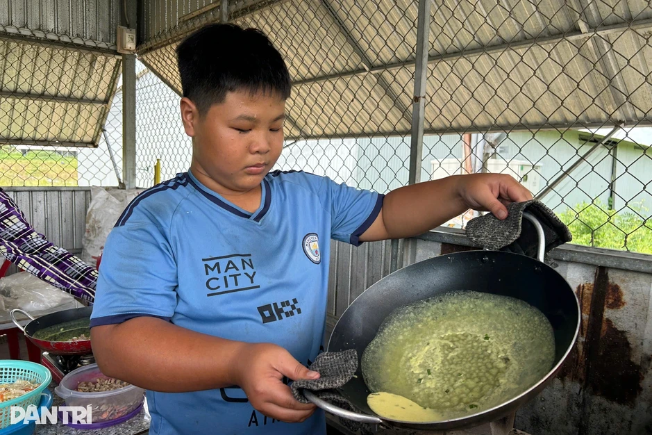 Cậu bé 13 tuổi ở Cần Thơ đổ bánh xèo như thợ lành nghề, khách ăn là mê