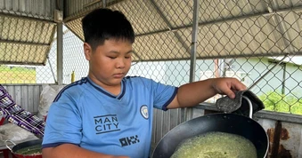 Cậu bé 13 tuổi ở Cần Thơ đổ bánh xèo như thợ lành nghề, khách ăn là mê