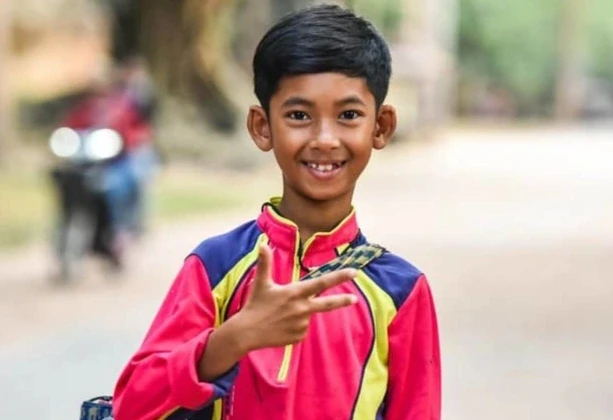 Cậu bé Campuchia bán hàng rong nổi tiếng thế giới 8 năm trước, giờ ra sao? Cậu bé Campuchia bán hàng rong nổi tiếng thế giới 8 năm trước, giờ ra sao?