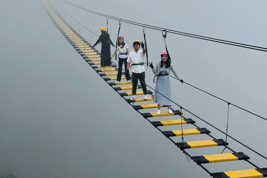 Cầu xuyên mây ở độ cao 2.200m gần Sa Pa, khách Tây nín thở như đi giữa trời Cầu xuyên mây ở độ cao 2.200m gần Sa Pa, khách Tây nín thở như đi giữa trời