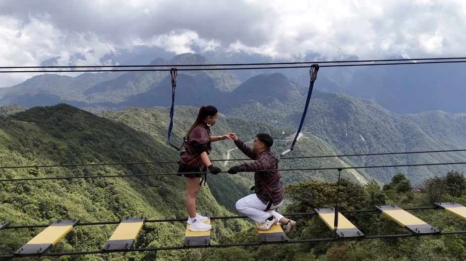 Cầu xuyên mây ở độ cao 2.200m gần Sa Pa, khách Tây nín thở như đi giữa trời Cầu xuyên mây ở độ cao 2.200m gần Sa Pa, khách Tây nín thở như đi giữa trời