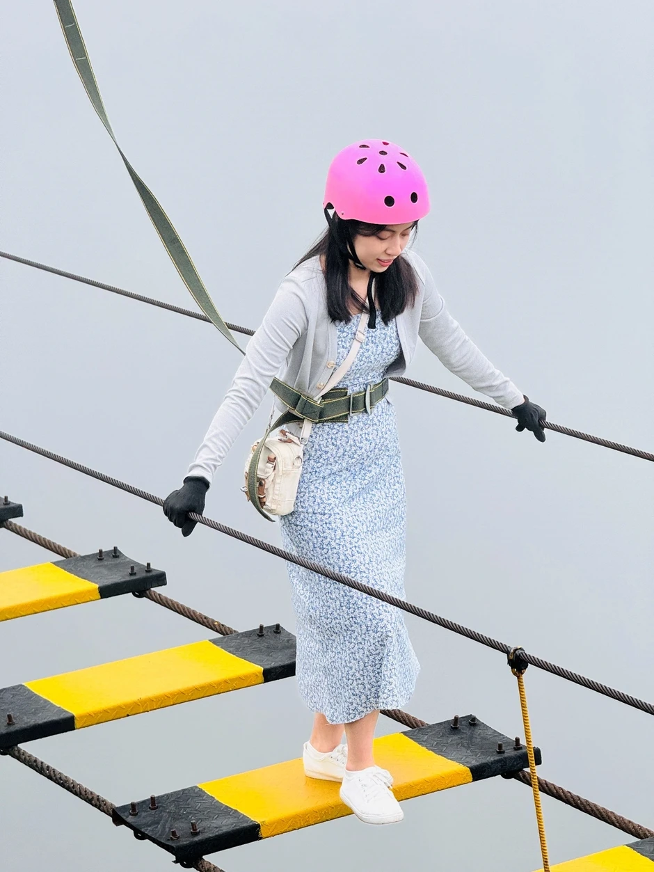 Cầu xuyên mây ở độ cao 2.200m gần Sa Pa, khách Tây nín thở như đi giữa trời Cầu xuyên mây ở độ cao 2.200m gần Sa Pa, khách Tây nín thở như đi giữa trời