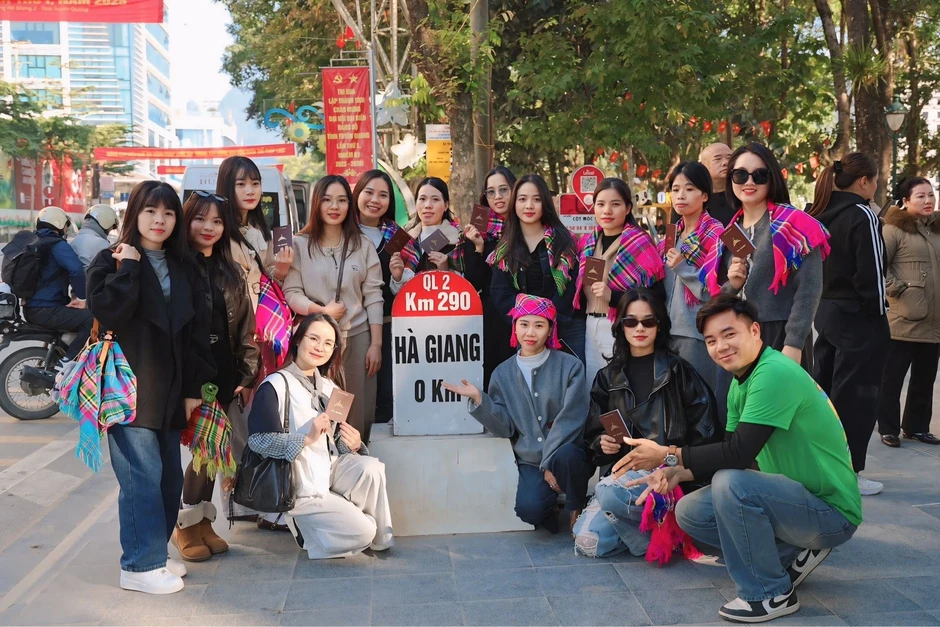 Chàng trai bỏ việc lương 20 triệu đồng về Hà Giang chạy xe ôm chở du khách Chàng trai bỏ việc lương 20 triệu đồng về Hà Giang chạy xe ôm chở du khách