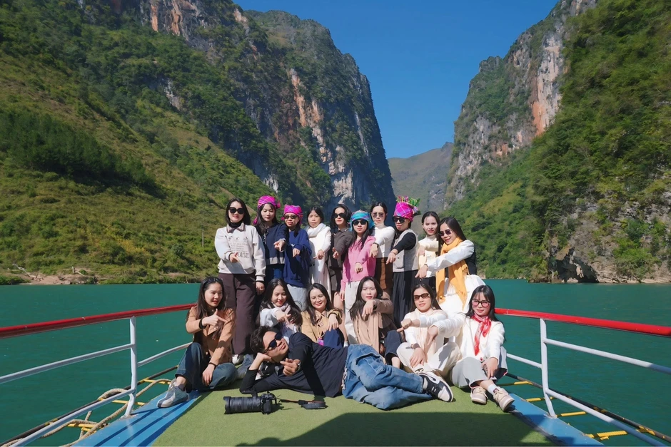 Chàng trai bỏ việc lương 20 triệu đồng về Hà Giang chạy xe ôm chở du khách Chàng trai bỏ việc lương 20 triệu đồng về Hà Giang chạy xe ôm chở du khách