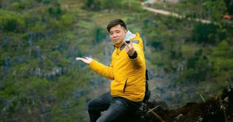Chàng trai bỏ việc lương 20 triệu đồng về Hà Giang chạy xe ôm chở du khách