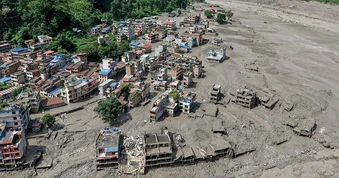 Chạy như ngày tận thế khi lũ quét qua Nepal, người sống do bám vào cây xoài