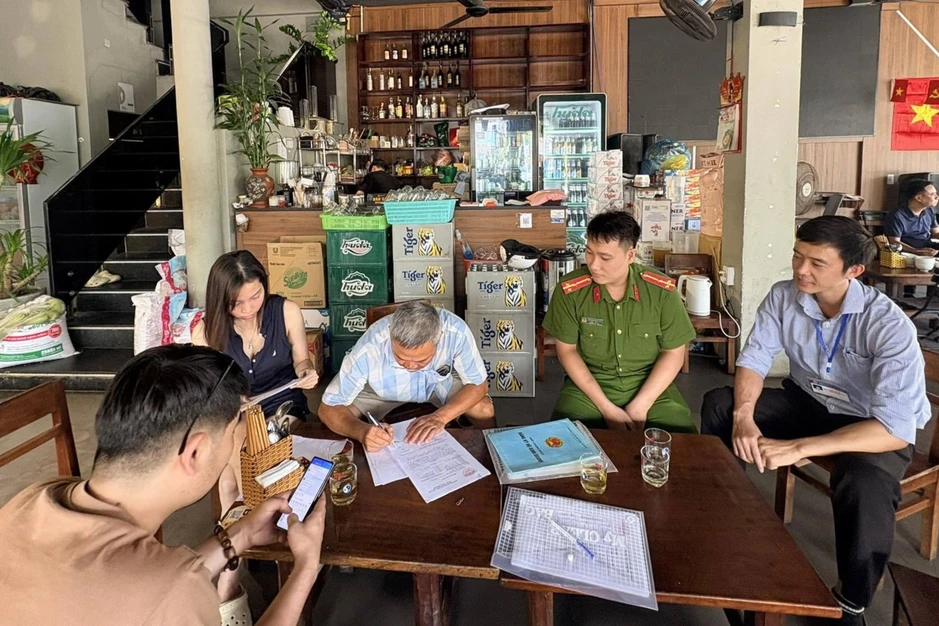 Chính quyền thông tin đĩa cơm vỉa hè ở Huế giá 100.000 đồng Chính quyền thông tin đĩa cơm vỉa hè ở Huế giá 100.000 đồng
